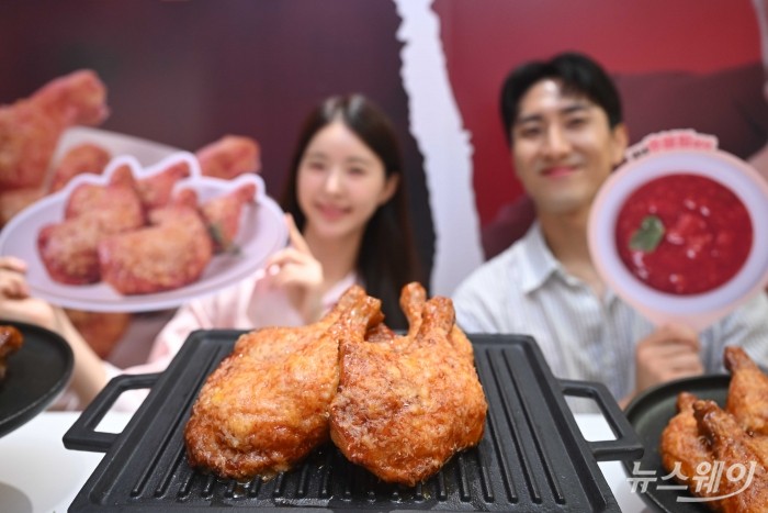 오븐요리 프랜차이즈 굽네치킨을 운영하는 '지앤푸드'가 1일 오전 서울 마포구 굽네플레이타운에서 추성훈과 함께하는 신제품 '굽네 장각구이'를 선보이고 있다. 사진=강민석 기자 kms@newsway.co.kr