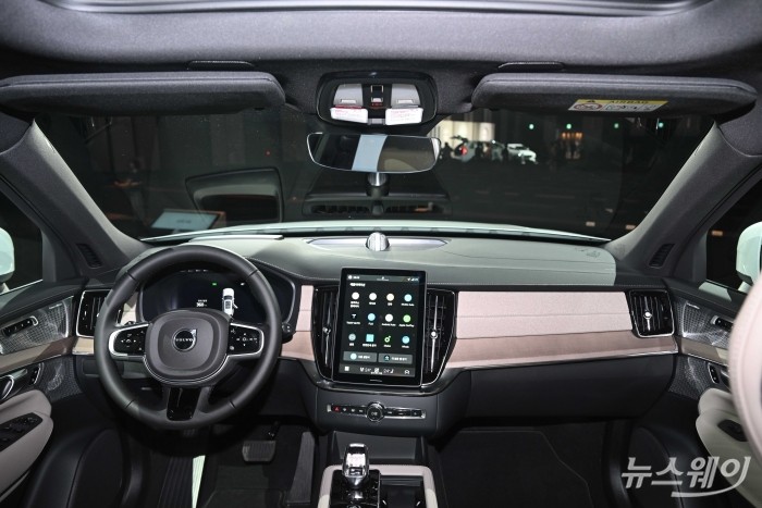 볼보자동차코리아가 2일 오전 서울 광진구 그랜드워커힐에서 열린 'Volvo XC90'과 'Volvo S90' 국내 최초 공개 미디어에서 7인승 플래그십 스포츠유틸리티차(SUV) 신형 'XC90'을 전시하고 있다. 사진=강민석 기자 kms@newsway.co.kr