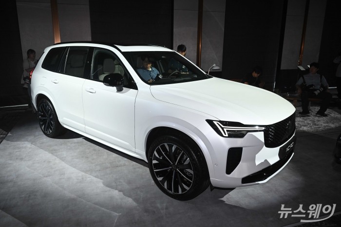 볼보자동차코리아가 2일 오전 서울 광진구 그랜드워커힐에서 열린 'Volvo XC90'과 'Volvo S90' 국내 최초 공개 미디어에서 7인승 플래그십 스포츠유틸리티차(SUV) 신형 'XC90'을 전시하고 있다. 사진=강민석 기자 kms@newsway.co.kr