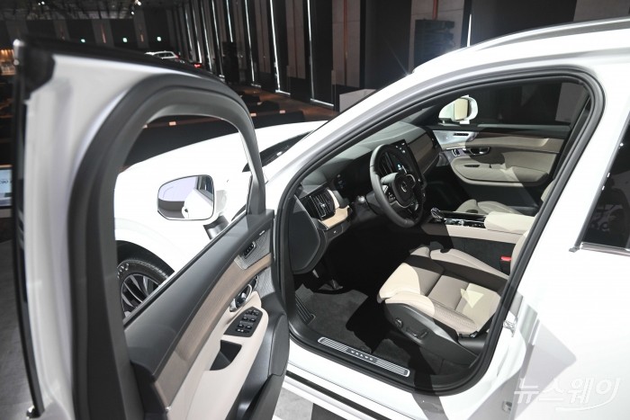 볼보자동차코리아가 2일 오전 서울 광진구 그랜드워커힐에서 열린 'Volvo XC90'과 'Volvo S90' 국내 최초 공개 미디어에서 7인승 플래그십 스포츠유틸리티차(SUV) 신형 'XC90'을 전시하고 있다. 사진=강민석 기자 kms@newsway.co.kr