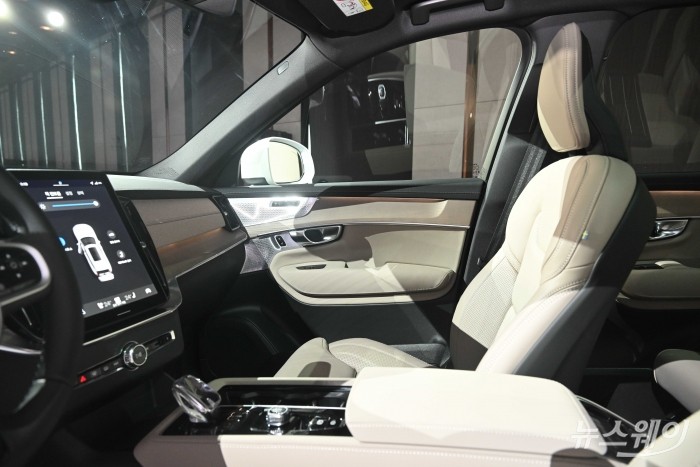 볼보자동차코리아가 2일 오전 서울 광진구 그랜드워커힐에서 열린 'Volvo XC90'과 'Volvo S90' 국내 최초 공개 미디어에서 7인승 플래그십 스포츠유틸리티차(SUV) 신형 'XC90'을 전시하고 있다. 사진=강민석 기자 kms@newsway.co.kr