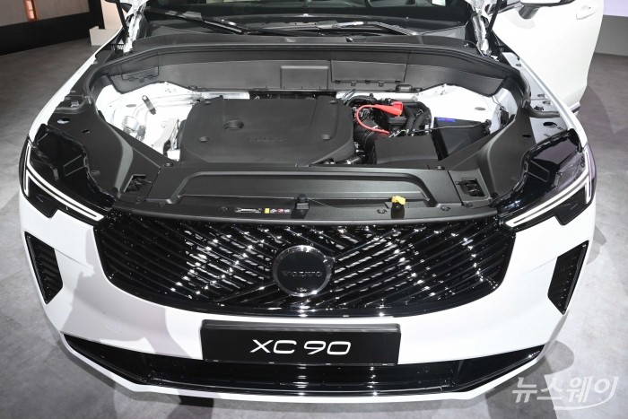 볼보자동차코리아가 2일 오전 서울 광진구 그랜드워커힐에서 열린 'Volvo XC90'과 'Volvo S90' 국내 최초 공개 미디어에서 7인승 플래그십 스포츠유틸리티차(SUV) 신형 'XC90'을 전시하고 있다. 사진=강민석 기자 kms@newsway.co.kr