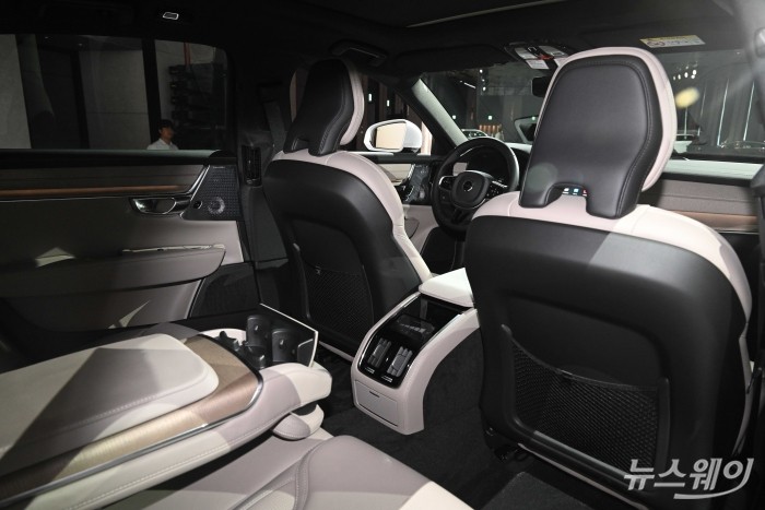 볼보자동차코리아가 2일 오전 서울 광진구 그랜드워커힐에서 열린 'Volvo XC90'과 'Volvo S90' 국내 최초 공개 미디어에서 부분변경 플래그십 세단 신형 'S90'을 전시하고 있다. 사진=강민석 기자 kms@newsway.co.kr