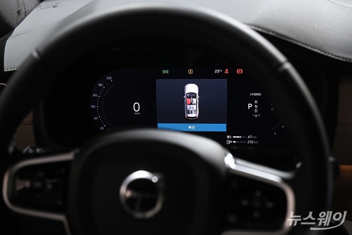 볼보자동차코리아가 2일 오전 서울 광진구 그랜드워커힐에서 열린 'Volvo XC90'과 'Volvo S90' 국내 최초 공개 미디어에서 7인승 플래그십 스포츠유틸리티차(SUV) 신형 'XC90'을 전시하고 있다. 사진=강민석 기자 kms@newsway.co.kr