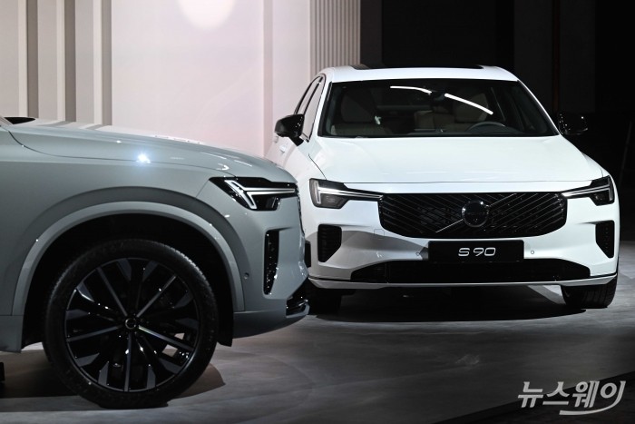 볼보자동차코리아가 2일 오전 서울 광진구 그랜드워커힐에서 열린 'Volvo XC90'과 'Volvo S90' 국내 최초 공개 미디어에서 7인승 플래그십 스포츠유틸리티차(SUV) 신형 'XC90', 부분변경 플래그십 세단 신형 'S90'을 전시하고 있다. 사진=강민석 기자 kms@newsway.co.kr