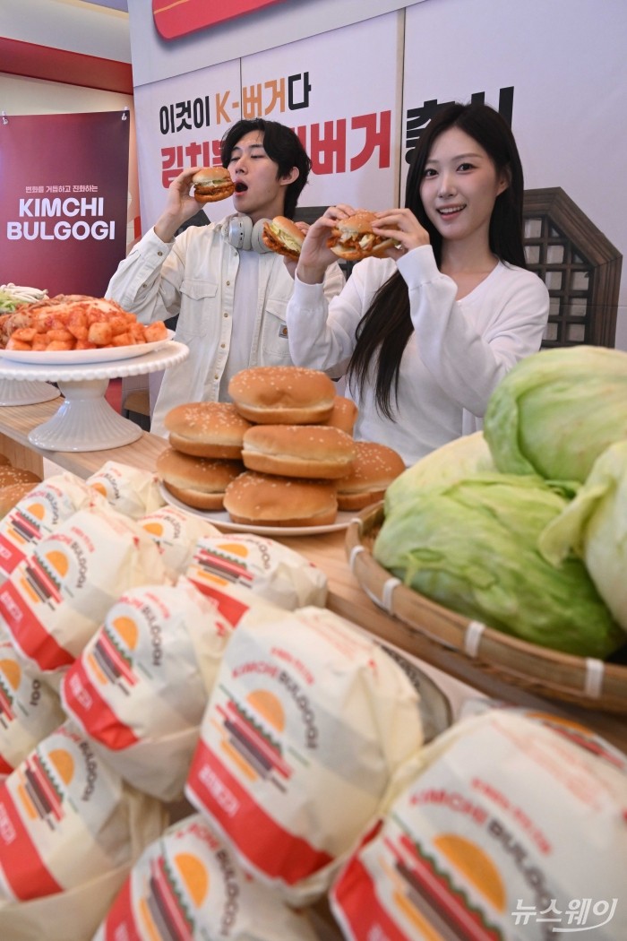 롯데GRS의 버거 프랜차이즈 롯데리아가 3일 오전 서울 용산구 롯데리아 숙대입구역점에서 국내산 김치를 활용한 신메뉴 '김치불고기버거'와 '에그김치불고기버거' 2종을 소개하고 있다. 사진=강민석 기자 kms@newsway.co.kr