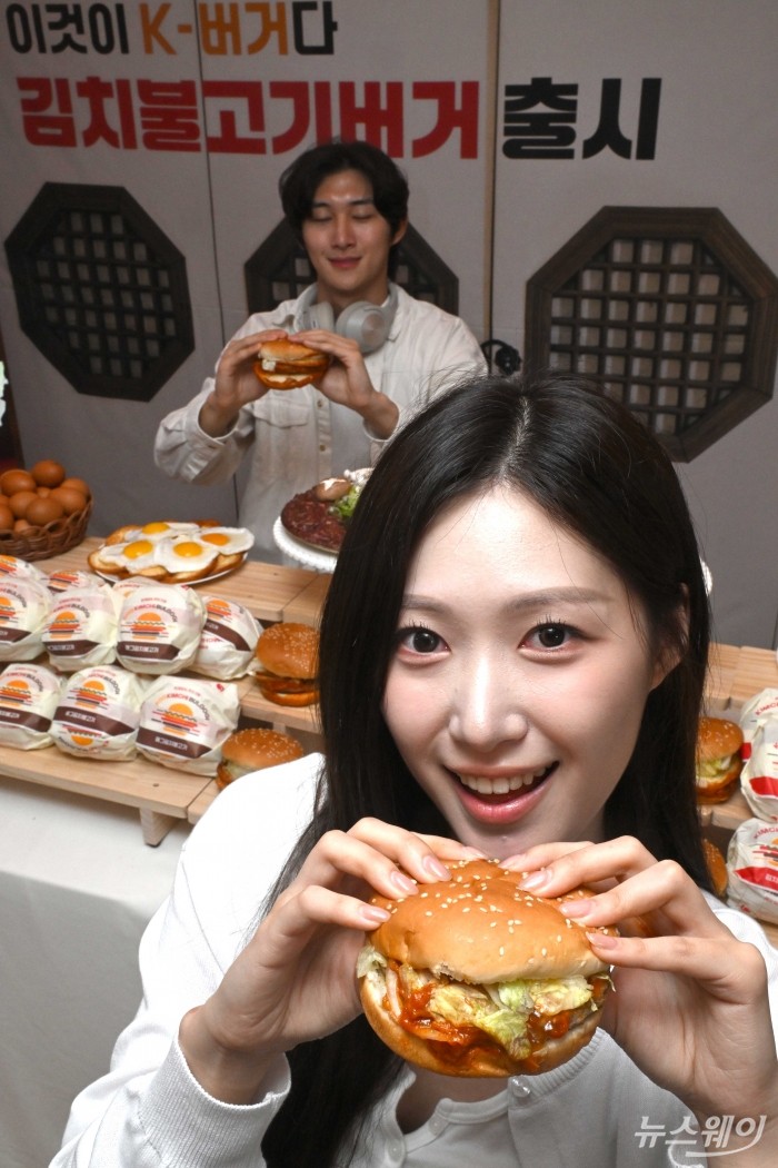 롯데GRS의 버거 프랜차이즈 롯데리아가 3일 오전 서울 용산구 롯데리아 숙대입구역점에서 국내산 김치를 활용한 신메뉴 '김치불고기버거'와 '에그김치불고기버거' 2종을 소개하고 있다. 사진=강민석 기자 kms@newsway.co.kr