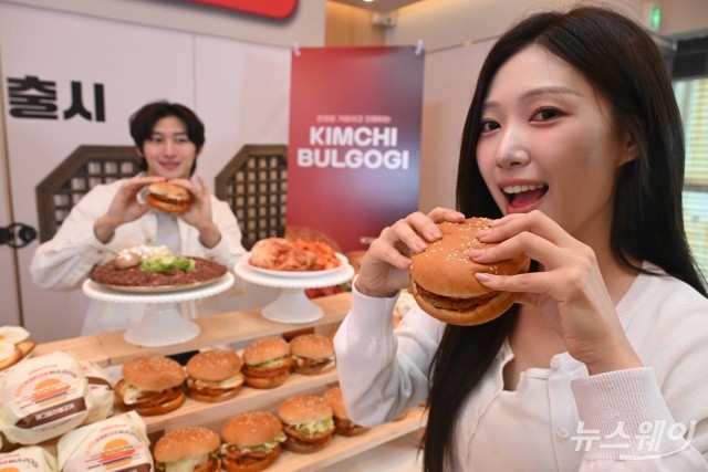 "김치 없이 못 사는 찐 한국인들 겨냥"···롯데리아 '김치불고기버거' 2종 선봬