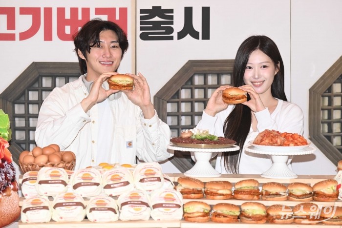 롯데GRS의 버거 프랜차이즈 롯데리아가 3일 오전 서울 용산구 롯데리아 숙대입구역점에서 국내산 김치를 활용한 신메뉴 '김치불고기버거'와 '에그김치불고기버거' 2종을 소개하고 있다. 사진=강민석 기자 kms@newsway.co.kr