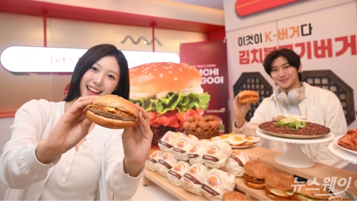 롯데GRS의 버거 프랜차이즈 롯데리아가 3일 오전 서울 용산구 롯데리아 숙대입구역점에서 국내산 김치를 활용한 신메뉴 '김치불고기버거'와 '에그김치불고기버거' 2종을 소개하고 있다. 사진=강민석 기자 kms@newsway.co.kr