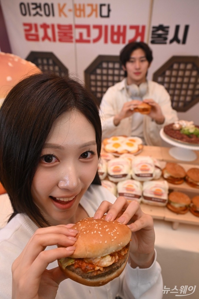 롯데GRS의 버거 프랜차이즈 롯데리아가 3일 오전 서울 용산구 롯데리아 숙대입구역점에서 국내산 김치를 활용한 신메뉴 '김치불고기버거'와 '에그김치불고기버거' 2종을 소개하고 있다. 사진=강민석 기자 kms@newsway.co.kr