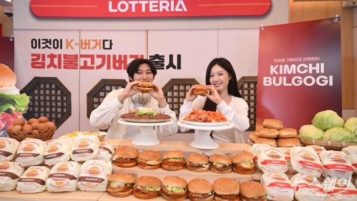 롯데GRS의 버거 프랜차이즈 롯데리아가 3일 오전 서울 용산구 롯데리아 숙대입구역점에서 국내산 김치를 활용한 신메뉴 '김치불고기버거'와 '에그김치불고기버거' 2종을 소개하고 있다. 사진=강민석 기자 kms@newsway.co.kr