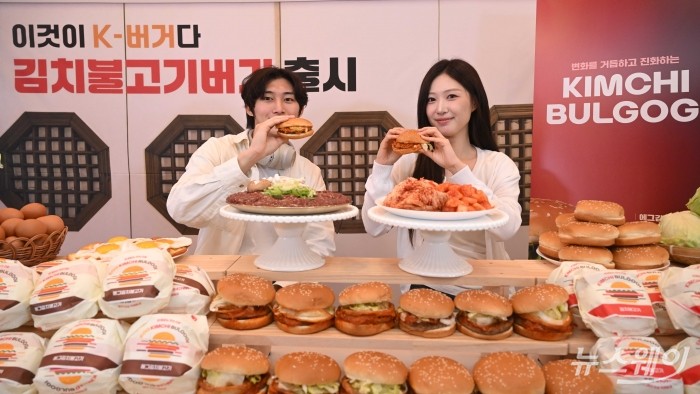 롯데GRS의 버거 프랜차이즈 롯데리아가 3일 오전 서울 용산구 롯데리아 숙대입구역점에서 국내산 김치를 활용한 신메뉴 '김치불고기버거'와 '에그김치불고기버거' 2종을 소개하고 있다. 사진=강민석 기자 kms@newsway.co.kr
