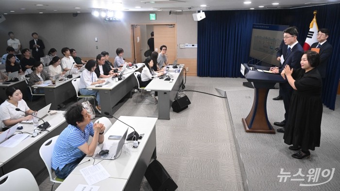 류제명 과학기술정보통신부 2차관이 4일 오후 서울 종로구 정부서울청사에서 'SK텔레콤 침해사고 최종 조사결과' 발표를 마친 뒤 취재진의 질의에 답변을 하고 있다. 사진=강민석 기자 kms@newsway.co.kr