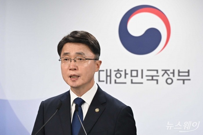 류제명 과학기술정보통신부 2차관이 4일 오후 서울 종로구 정부서울청사에서 'SK텔레콤 침해사고 최종 조사결과'를 발표하고 있다. 사진=강민석 기자 kms@newsway.co.kr