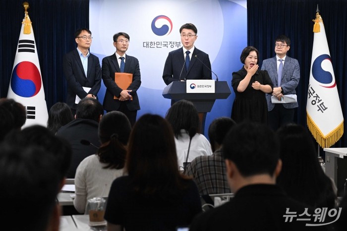 류제명 과학기술정보통신부 2차관이 4일 오후 서울 종로구 정부서울청사에서 'SK텔레콤 침해사고 최종 조사결과' 발표를 마친 뒤 취재진의 질의에 답변을 하고 있다. 사진=강민석 기자 kms@newsway.co.kr
