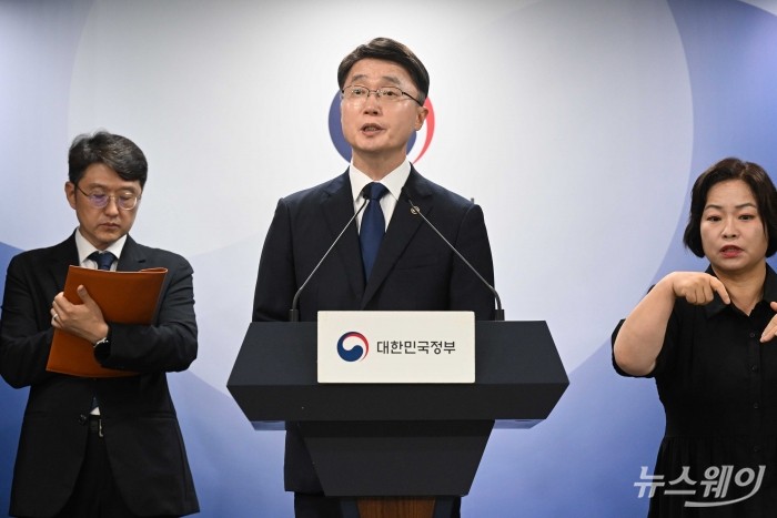 류제명 과학기술정보통신부 2차관이 4일 오후 서울 종로구 정부서울청사에서 'SK텔레콤 침해사고 최종 조사결과' 발표를 마친 뒤 취재진의 질의에 답변을 하고 있다. 사진=강민석 기자 kms@newsway.co.kr