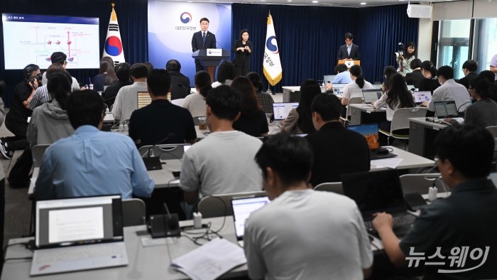 류제명 과학기술정보통신부 2차관이 4일 오후 서울 종로구 정부서울청사에서 'SK텔레콤 침해사고 최종 조사결과'를 발표하고 있다. 사진=강민석 기자 kms@newsway.co.kr