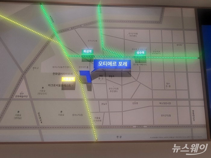 '오티에르 포레' 모델하우스에 마련된 지하철 노선도 모습. 사진=이재성 기자