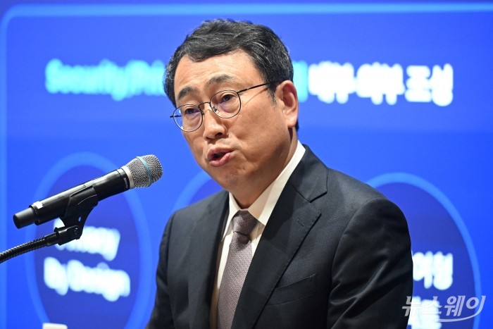 유영상 SK텔레콤 대표이사가 4일 오후 서울 중구 SK텔레콤 본사에서 열린 사이버 침해 사고 관련 기자회견에서 자사 입장 및 향후 계획 등을 발표하고 있다. 사진=강민석 기자 kms@newsway.co.kr