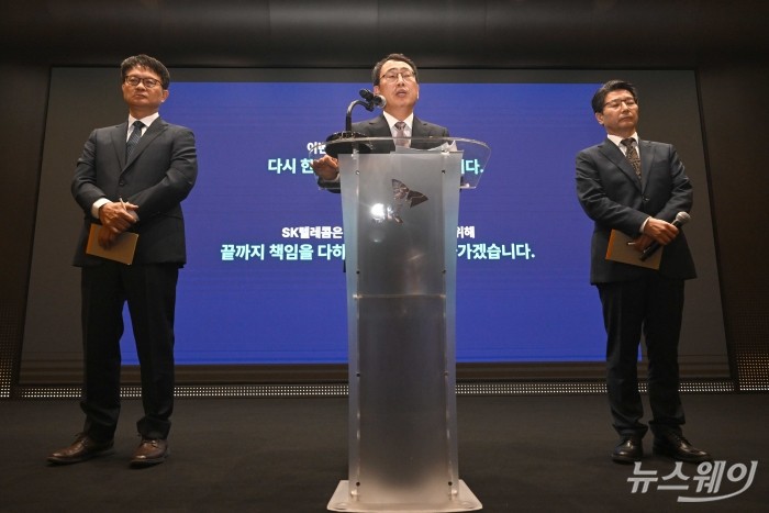 유영상 SK텔레콤 대표이사가 4일 오후 서울 중구 SK텔레콤 본사에서 열린 사이버 침해 사고 관련 기자회견에서 자사 입장 및 향후 계획 등의 발표를 마친 뒤 취재진의 질문에 답변하고 있다. 사진=강민석 기자 kms@newsway.co.kr
