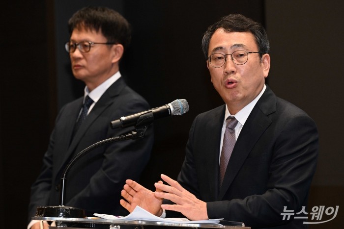 유영상 SK텔레콤 대표이사가 4일 오후 서울 중구 SK텔레콤 본사에서 열린 사이버 침해 사고 관련 기자회견에서 자사 입장 및 향후 계획 등의 발표를 마친 뒤 취재진의 질문에 답변하고 있다. 사진=강민석 기자 kms@newsway.co.kr