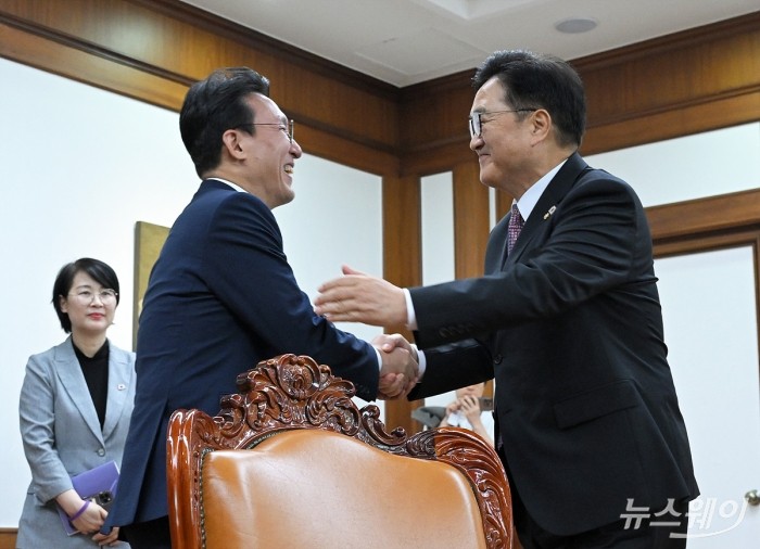 우원식 국회의장이 4일 서울 여의도 국회의장실을 예방한 김민석 국무총리와 포옹인사를 하고 있다. 사진=이수길 기자 Leo2004@newsway.co.kr