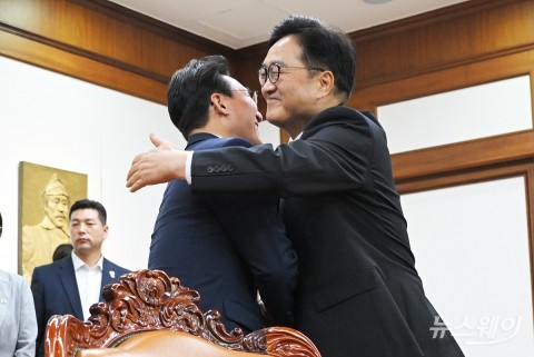 포옹하는 우원식국회의장과 김민석 국무총리