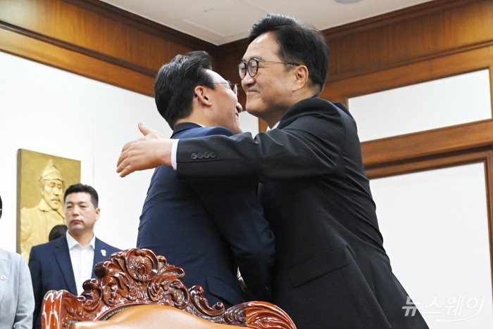 우원식 국회의장이 4일 서울 여의도 국회의장실을 예방한 김민석 국무총리와 면담을 나누기 전 포옹 인사를 하고 있다. 사진=이수길 기자 Leo2004@newsway.co.kr