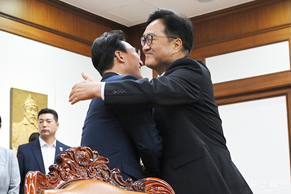 포옹하는 우원식국회의장과 김민석 국무총리