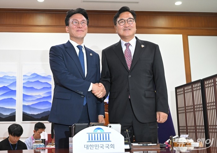 우원식 국회의장이 4일 서울 여의도 국회의장실을 예방한 김민석 국무총리와 인사를 하고 있다. 사진=이수길 기자 Leo2004@newsway.co.kr