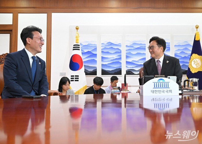 우원식 국회의장이 4일 오후 서울 여의도 국회의장실을 예방한 김민석 국무총리와 면담을 나누고 있다. 사진=이수길 기자 Leo2004@newsway.co.kr
