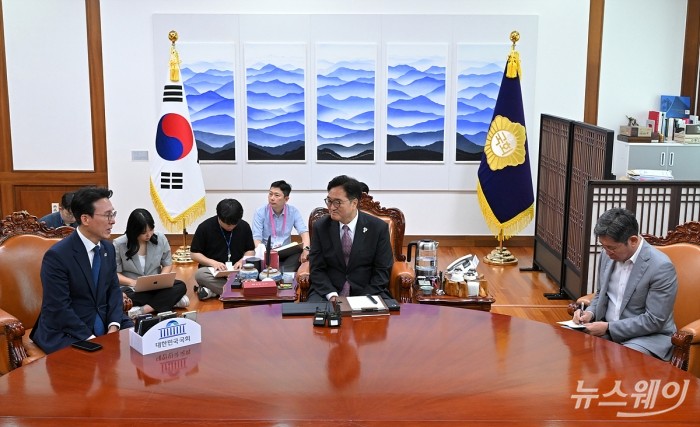 우원식 국회의장이 4일 오후 서울 여의도 국회의장실을 예방한 김민석 국무총리와 면담을 나누고 있다. 사진=이수길 기자 Leo2004@newsway.co.kr