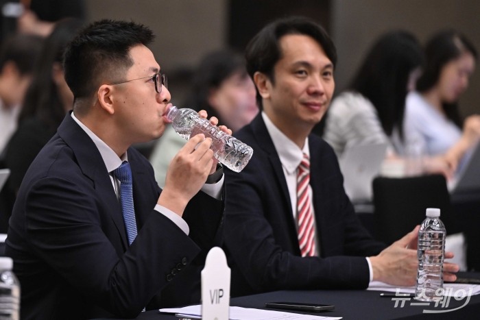션 양 알리바바닷컴 글로벌 사업개발 총괄이 7일 오전 서울 강남구 조선팰리스호텔에서 열린 'Trade Assurance 서비스' 국내 공식 출시 기자간담회에서 물을 마시고 있다. 사진=강민석 기자 kms@newsway.co.kr