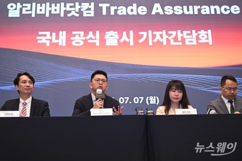 취재진 질문 답변하는 션 양 알리바바닷컴 총괄