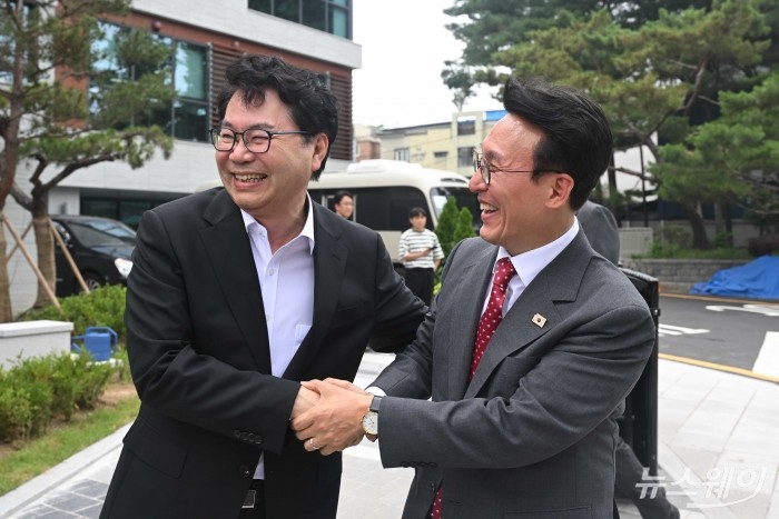(왼쪽)이한주 국정기획위원회 위원장이 7일 오후 서울 종로구 국정기획위원회를 내방한 김민석 국무총리과 악수를 하고 있다. 사진=강민석 기자 kms@newsway.co.kr