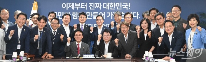 (앞 줄 왼쪽 네 번째)김민석 국무총리와 (앞 줄 오른쪽 여섯 번째)이한주 국정기획위원회 위원장을 비롯한 참석자들이 7일 오후 서울 종로구 국정기획위원회에서 열린 제4차 전체회의에서 기념촬영을 하고 있다. 사진=강민석 기자 kms@newsway.co.kr