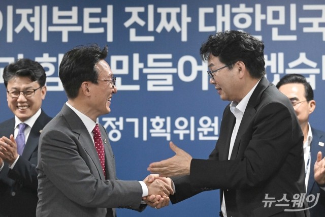 국정기획위 찾아 악수 나누는 김민석 국무총리·이한주 위원장