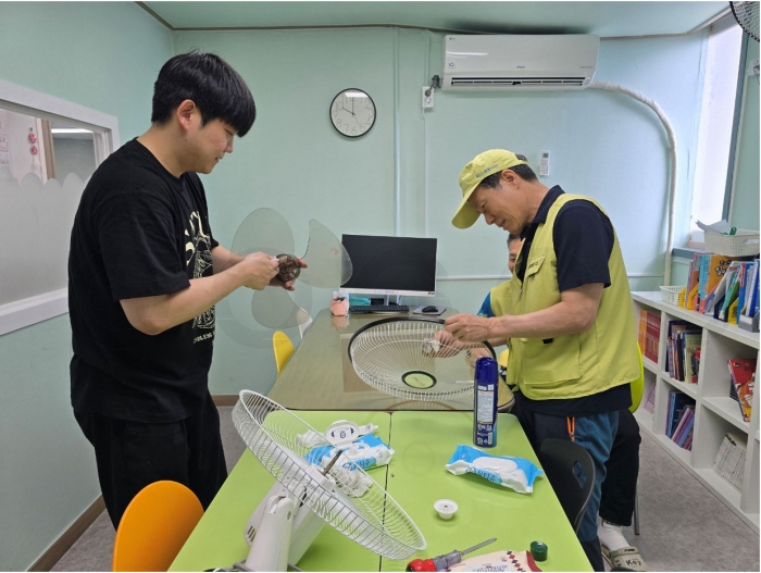 광양제철소 에너지부 '아사모봉사단'이 5일 광양 광영동 늘사랑지역아동센터에서 환경개선활동을 진행하고 있다.