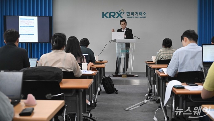 이경민 대신증권 리서치센터 FICC리서치부장이 8일 오전 서울 여의도 한국거래소에서 열린 KRX 출입기자단-증권사 애널리스트 간담회에서 '2025년 하반기 금융시장 및 코스피 전망' 주제로 발표를 하고 있다. 사진=강민석 기자 kms@newsway.co.kr