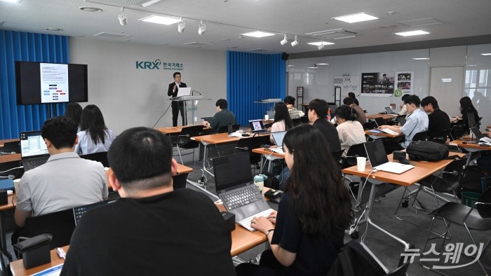 이경민 대신증권 리서치센터 FICC리서치부장이 8일 오전 서울 여의도 한국거래소에서 열린 KRX 출입기자단-증권사 애널리스트 간담회에서 '2025년 하반기 금융시장 및 코스피 전망' 주제로 발표를 하고 있다. 사진=강민석 기자 kms@newsway.co.kr
