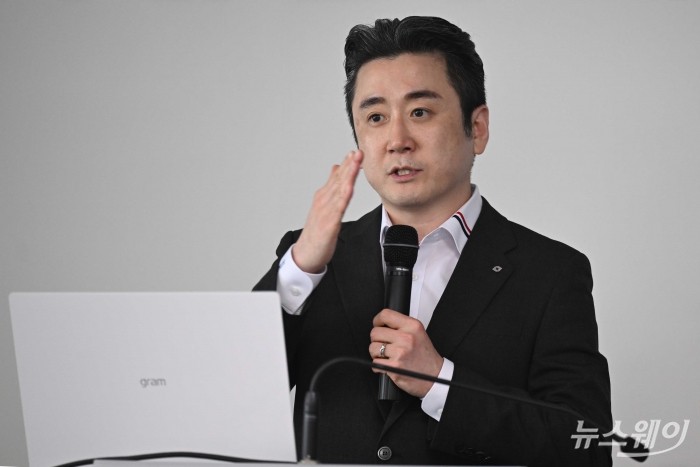 이경민 대신증권 리서치센터 FICC리서치부장이 8일 오전 서울 여의도 한국거래소에서 열린 KRX 출입기자단-증권사 애널리스트 간담회에서 '2025년 하반기 금융시장 및 코스피 전망' 주제로 발표를 하고 있다.사진=강민석 기자 kms@newsway.co.kr