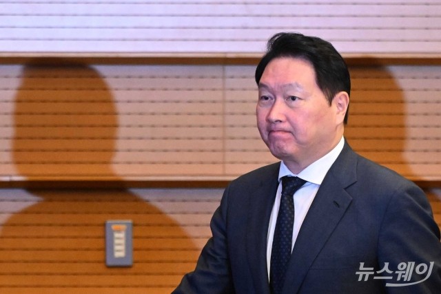 토론회장 들어서는 최태원 대한상의 회장