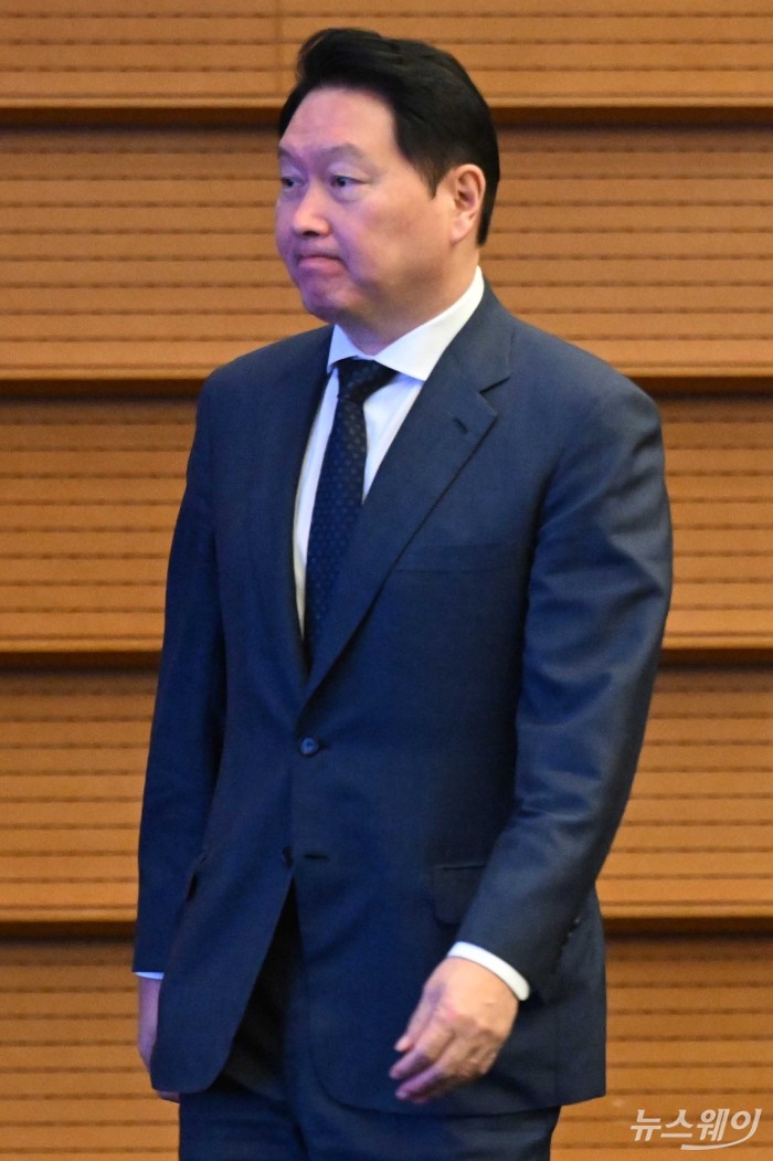 최태원 대한상공회의소 회장이 8일 오후 서울 중구 대한상공회의소에서 열린 지속가능한 우리 사회를 위한 새로운 모색 토론회에 참석하기 위해 토론장으로 들어서고 있다. 사진=강민석 기자 kms@newsway.co.kr