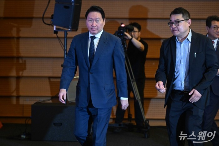 최태원 대한상공회의소 회장이 8일 오후 서울 중구 대한상공회의소에서 열린 지속가능한 우리 사회를 위한 새로운 모색 토론회에 참석하기 위해 토론장으로 들어서고 있다. 사진=강민석 기자 kms@newsway.co.kr