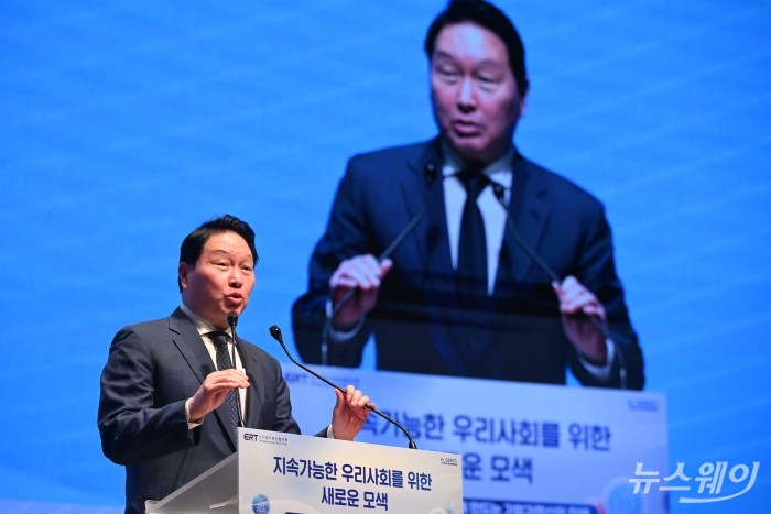 최태원 대한상공회의소 회장이 8일 오후 서울 중구 대한상공회의소에서 열린 지속가능한 우리 사회를 위한 새로운 모색 토론회에서 인사말을 하고 있다. 사진=강민석 기자 kms@newsway.co.kr