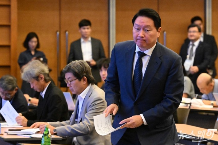 최태원 대한상공회의소 회장이 8일 오후 서울 중구 대한상공회의소에서 열린 지속가능한 우리 사회를 위한 새로운 모색 토론회에서 인사말을 하기 위해 연단으로 향하고 있다. 사진=강민석 기자 kms@newsway.co.kr