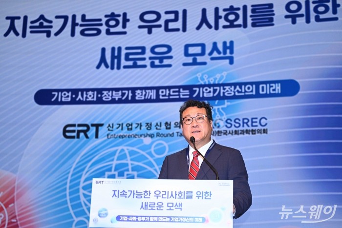 김재구 한국경영학회 전 회장이 8일 오후 서울 중구 대한상공회의소에서 열린 지속가능한 우리 사회를 위한 새로운 모색 토론회에서 '지금 대한민국에 필요한 기업가정신은?' 주제로 발표하고 있다. 사진=강민석 기자 kms@newsway.co.kr