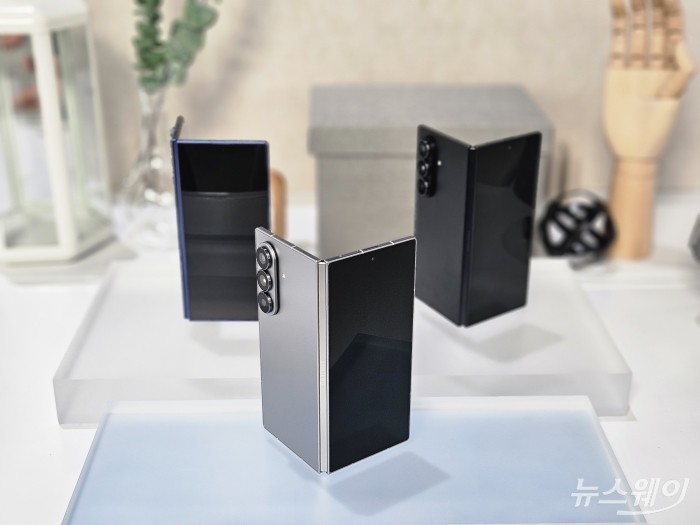 삼성전자 Z폴드7. 왼쪽부터 블루 쉐도우, 실버 쉐도우, 제트블랙 색상.사진=전소연 기자