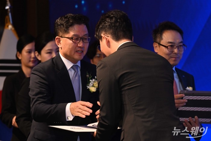 류광준 과학기술정보통신부 과학기술혁신본부장이 9일 오후 서울 중구 웨스틴조선 호텔에서 열린 2025년 상반기 우수기업연구소 지정서 수여식에서 기업인에게 지정서를 수여하고 있다. 사진=강민석 기자 kms@newsway.co.kr